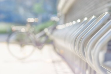 Norveç Bisiklet Park Bahçe ışık sızıntısı arka plan ile