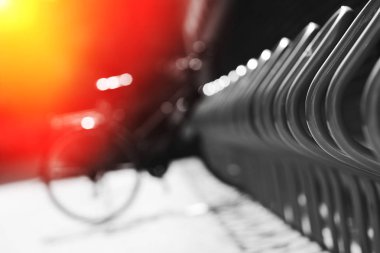 Norveç Bisiklet Park Bahçe ışık sızıntısı arka plan ile