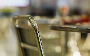 Yatay boş Cafe masa sandalye bokeh arka plan ile