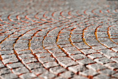 Sonbahar çimleri arka plan ile çapraz Ortaçağ Norveç kaldırım