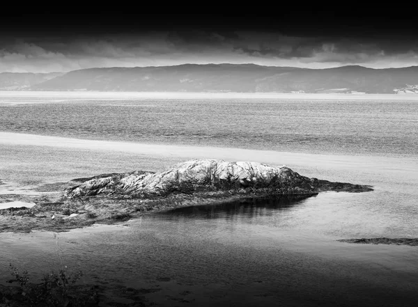 Czarno-białe Norwegia wyspa krajobraz tła — Zdjęcie stockowe
