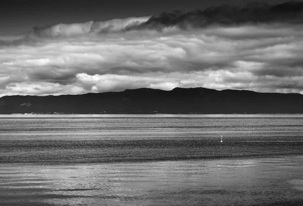 Norway ocean tidal waves with horizon mountain landscape backgro — Stock Photo, Image