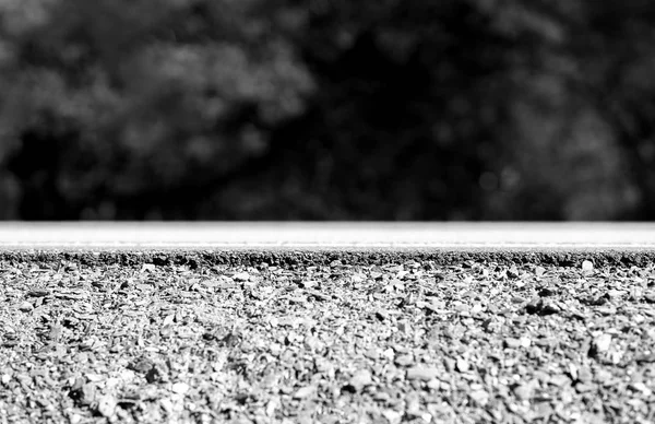 Фон транспортной насыпи на черно-белом дорожном покрытии — стоковое фото