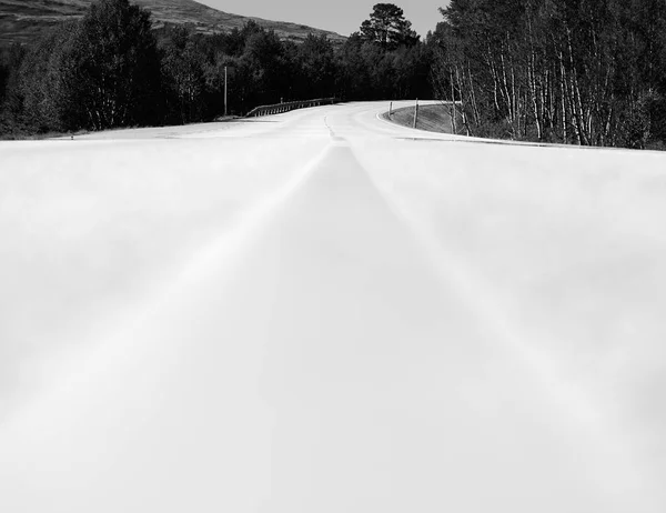 Schwarz und weiß norwegischen Straße Spur Linie Hintergrund — Stockfoto