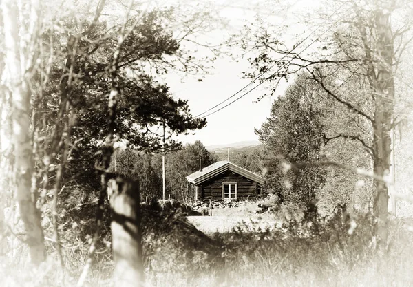Noruega casa de campo distante en bosques sepia fondo — Foto de Stock