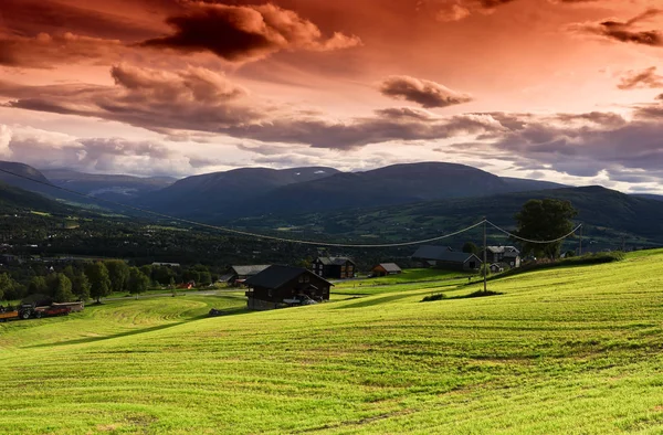 Oppdal huisjes met macht lijn achtergrond — Stockfoto