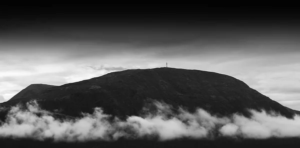 Paisaje horizontal de montaña en blanco y negro con nubes ba —  Fotos de Stock