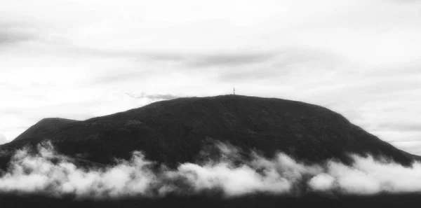 Paisaje horizontal de montaña en blanco y negro con fondo nuboso —  Fotos de Stock
