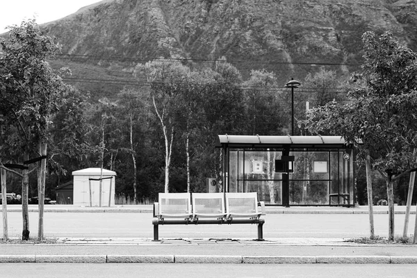 Чорно-білий Норвегії автобусна зупинка транспорту фоном міста — стокове фото
