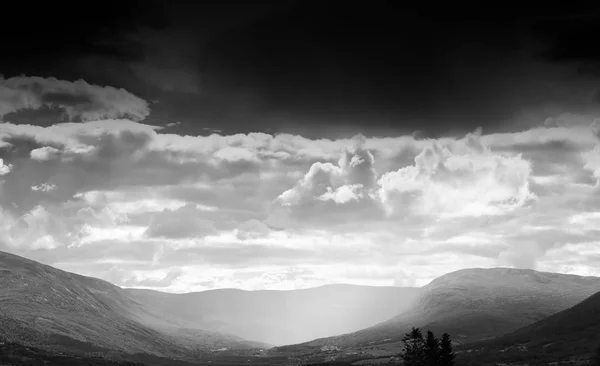 Bianco e nero Norvegia valle in fondo alla pioggia — Foto Stock
