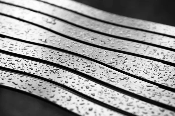 Faliste bech metalowych z tła krople deszczu — Zdjęcie stockowe