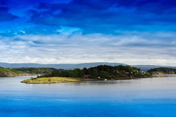 Ilhas da Noruega em fundo paisagem oceano — Fotografia de Stock