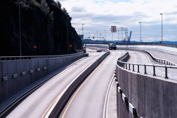 Közlekedési tunnel road, Oslo város háttérben — Stock Fotó