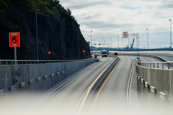 Tunnel de transport route dans Oslo fond de la ville — Photo