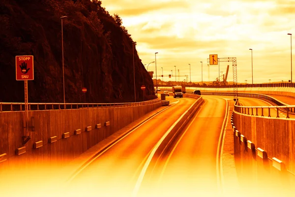 Tunnel de transport route à Oslo coucher de soleil fond — Photo