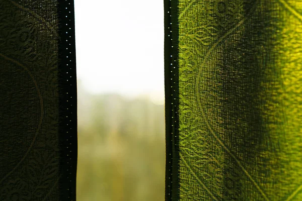 Bekijken via venster met groene gordijnen achtergrond — Stockfoto