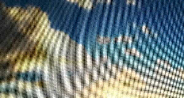 Драматические облака неба с чистым пространством на фоне сетки — стоковое фото