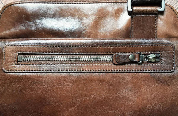 Vízszintes barna bőr tok zipper háttérrel — Stock Fotó