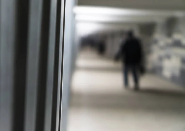 Verticaal links uitgelijnd muur met man lopen op de linker CHTERGRO — Stockfoto