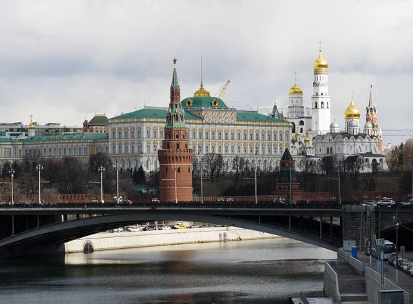 Cremlino di Mosca paesaggio urbano con sfondo ponte — Foto Stock