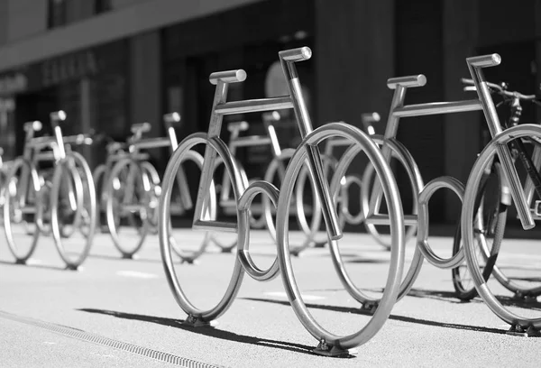 Oslo cykelparkeringar gården monument bakgrund — Stockfoto