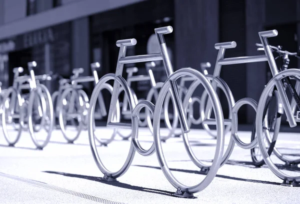 Oslo cykelparkeringar gården monument bakgrund — Stockfoto