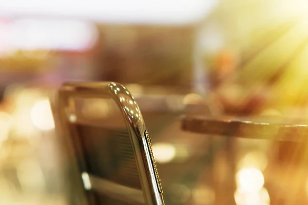 Mesa de café vazia horizontal com cadeira bokeh luz vazamento backgro — Fotografia de Stock