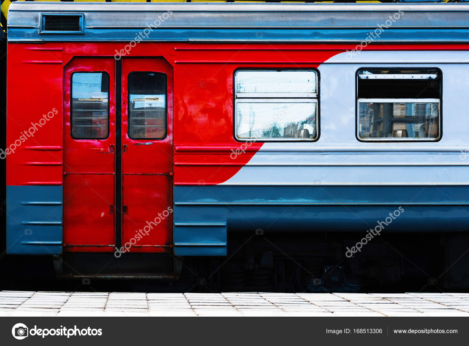 Horizontal vibrante tren ruso carro detalle fondo espalda — Foto de stock  #168513306 © spacedrone808, image size:1600x1178