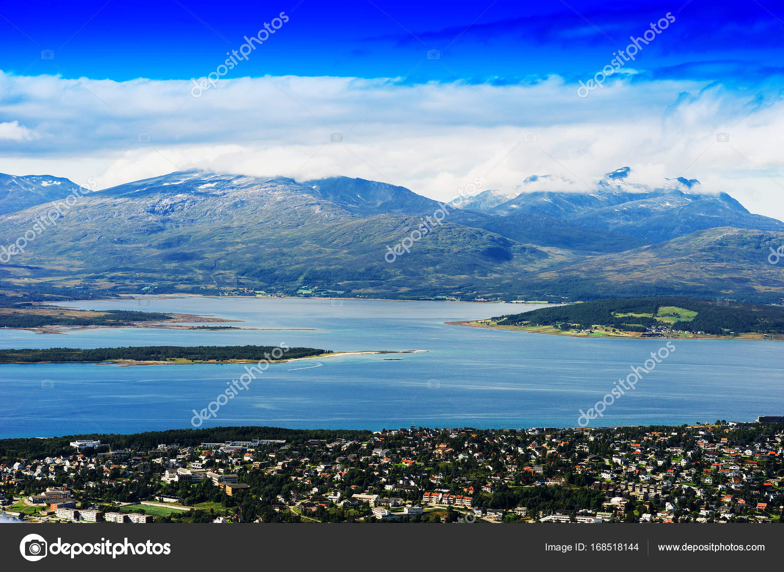 Nuvens Sobre O Plano De Fundo De Paisagem De Montanhas Da Noruega