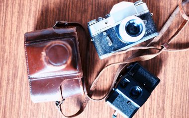 Üst arka plan üç vinage fotoğraf makineleri desteği