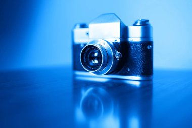 Yatay vintage mavi rangefinder fotoğraf makinesi arka plan