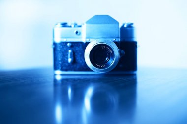 Yatay vintage mavi rangefinder fotoğraf makinesi arka plan