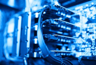 Yatay mavi gpu quad SLI ekran kartı bokeh arka plan