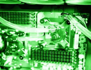 Bilgisayar bokeh arka plan içinde yeşil su soğutmalı