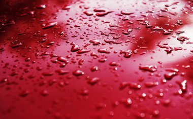 Kırmızı su damla yağmur bokeh arka plan sonra