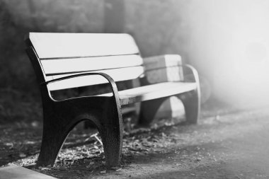 Yatay siyah beyaz günbatımı park bankında ışık bokeh arka