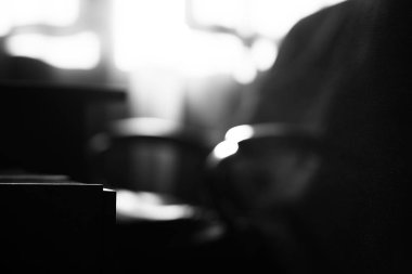 Siyah ve beyaz ofis tozlu sandalye bokeh arka plan