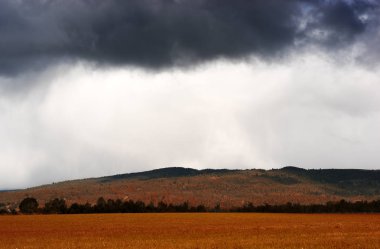 Overcast bulutlar arka plan altında yatay Norveç alan