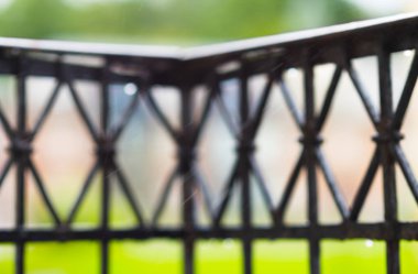 Yağmur ile balkon çit arka plan damla