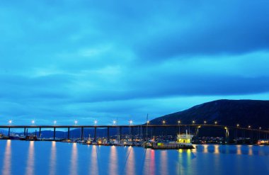 Işıklar arka plan ile Norveç gece köprü