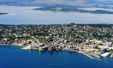 Dağlar arka plan şehirden Tromso görüntüleyin