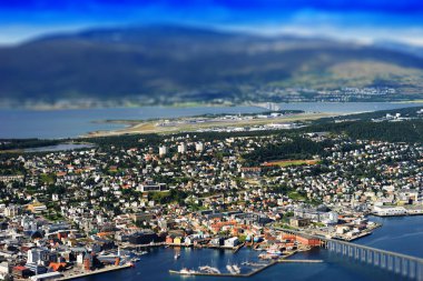 Mikro oyuncak Tilt kaymıştır Tromso Şehir Köprüsü arka plan ile