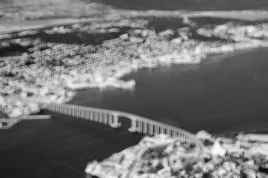 Siyah ve beyaz Norveç Tromso köprü bokeh arka plan