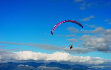 Gökyüzü arka planda uçurtma el ilanı