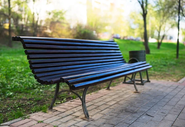 Diagonale park bench bokeh achtergrond met lichte lekkage — Stockfoto
