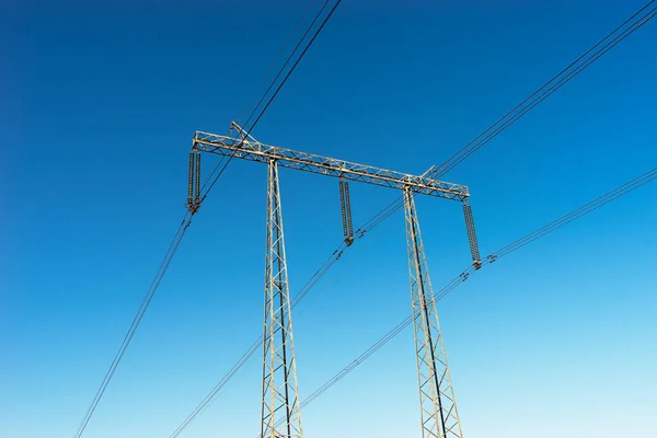 Horizontale Tageslicht-Hochspannungsleitungen Hintergrund — Stockfoto