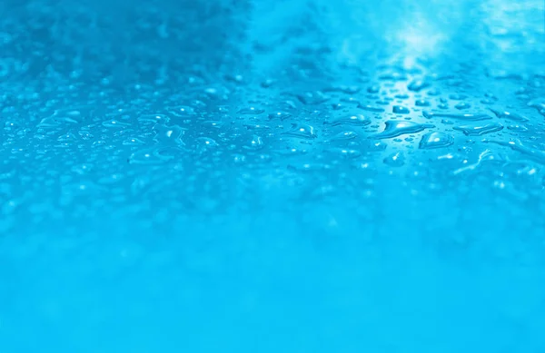 Cyan gotas de agua después de fondo de lluvia bokeh — Foto de Stock