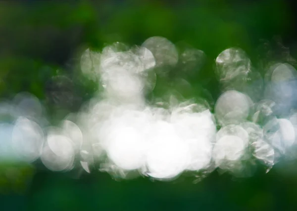 Горизонтально-драматический зелёный боке-фон — стоковое фото