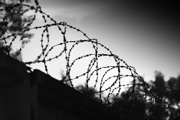 O przekątnej więzienia drutu kolczastego bokeh tło — Zdjęcie stockowe