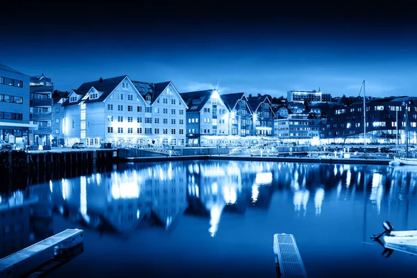 Pozadí města Tromso noční modrá — Stock fotografie
